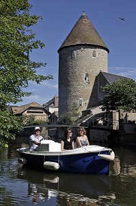 BATEAUX ELECTRIQUES SUR LES FOSSES D'ENCEINTE DEVANT LA TOUR DU ROI, BONNEVAL, EURE-ET-LOIR (28), FRANCE 