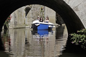 BATEAUX ELECTRIQUES SUR LES FOSSES D'ENCEINTE, BONNEVAL, EURE-ET-LOIR, FRANCE 