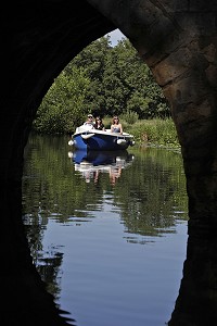 BATEAUX ELECTRIQUES SUR LES FOSSES D'ENCEINTE, BONNEVAL, EURE-ET-LOIR, FRANCE 