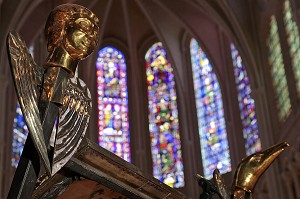 LES TETES AILEES, L'HOMME AILE DE SAINT-MATHIEU ET L'AIGLE DE SAINT-JEAN, DETAIL DU LUTRIN DE GOUDJI, PUPITRE DE PRIERE, INTERIEUR DE LA CATHEDRALE DE CHARTRES, EURE-ET-LOIR (28), FRANCE 