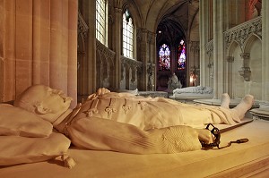 GISANT DE HENRI D'ORLEANS (1822-1897) AVEC SON EPEE, DUC D'AUMALE, PAR PAUL DUBOIS, CHAPELLE ROYALE SAINT-LOUIS DE DREUX, MAUSOLEE DU ROI LOUIS-PHILIPPE ET SEPULTURES DE LA FAMILLE D'ORLEANS, EURE-ET-LOIR (28), FRANCE 