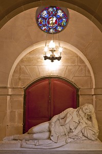 GISANT DU COMTE DE BEAUJOLAIS (1779-1808) MARBRE REALISE PAR PRADIER, CHAPELLE ROYALE SAINT-LOUIS DE DREUX, MAUSOLEE DU ROI LOUIS-PHILIPPE ET SEPULTURES DE LA FAMILLE D'ORLEANS, EURE-ET-LOIR (28), FRANCE 