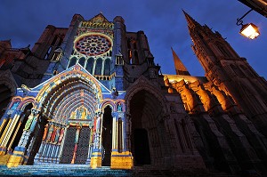 PORTAIL NORD ECLAIRE ET FLECHES DE LA CATHEDRALE, CHARTRES EN LUMIERES, CHARTRES, EURE-ET-LOIR (28), FRANCE 