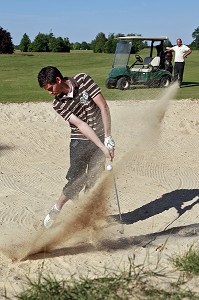 SWING EN SORTIE DE BUNKER, GOLF DU BOIS D'O, SAINT-MAXIME-HAUTERIVE, CHATEAUNEUF-EN-THYMERAIS, EURE-ET-LOIR (28), FRANCE 