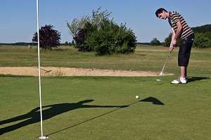 PUT EN APPROCHE DU TROU, GOLF DU BOIS D'O, SAINT-MAXIME-HAUTERIVE, CHATEAUNEUF-EN-THYMERAIS, EURE-ET-LOIR (28), FRANCE 