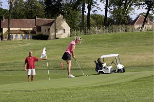 VOITURETTE ET GOLFEURS, GOLF DU PERCHE, SOUANCE-AU-PERCHE, EURE-ET-LOIR (28), FRANCE 