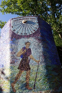 ENFANT DEVANT LE PELERIN ET LE CADRAN SOLAIRE, JARDIN DE LA FEUILLERAIE, MOSAIQUES ET BASSINS, HAPPONVILLERS, EURE-ET-LOIR (28), FRANCE 