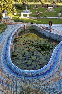 JEUNE FILLE DEVANT UN BASSIN DU JARDIN DE LA FEUILLERAIE, MOSAIQUES ET BASSINS, HAPPONVILLERS, EURE-ET-LOIR (28), FRANCE 