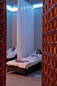 CLIENTS DANS LA SALLE DE RELAXATION, SPA “BE BY MONARQUE', HOTEL DU GRAND MONARQUE, CHARTRES, EURE-ET-LOIR, FRANCE 