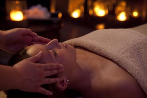 MASSAGE DE LA TETE, SPA “BE BY MONARQUE', HOTEL DU GRAND MONARQUE, CHARTRES, EURE-ET-LOIR, FRANCE 