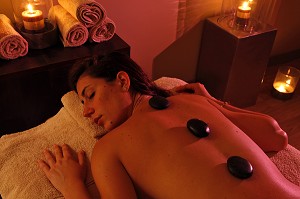 SOINS DU CORPS AUX PIERRES CHAUDES, SPA “BE BY MONARQUE', HOTEL DU GRAND MONARQUE, CHARTRES, EURE-ET-LOIR, FRANCE 