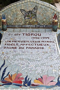 TOMBE DU CHAT TIGROU, JARDIN DE LA FEUILLERAIE DECORE PAR L'ARTISTE HURFANE, HAPPONVILLERS, EURE-ET-LOIR (28), FRANCE 