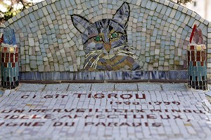 TOMBE DU CHAT TIGROU, JARDIN DE LA FEUILLERAIE DECORE PAR L'ARTISTE HURFANE, HAPPONVILLERS, EURE-ET-LOIR (28), FRANCE 