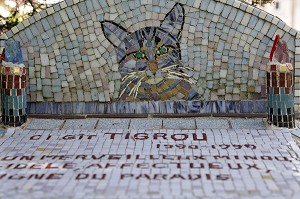 TOMBE DU CHAT TIGROU, JARDIN DE LA FEUILLERAIE DECORE PAR L'ARTISTE HURFANE, HAPPONVILLERS, EURE-ET-LOIR (28), FRANCE 