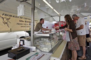 FROMAGER SUR LE MARCHE DE BONNEVAL, EURE-ET-LOIR (28), FRANCE 