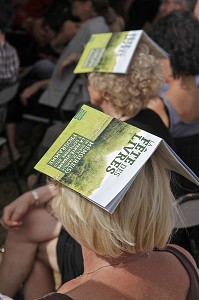 PUBLIC AVEC LE CATALOGUE SUR LA TETE POUR SE PROTEGER DU SOLEIL, PRESENTATION DES NOUVEAUX OUVRAGES DES AUTEURS, FETE DES LIVRES, LA FERTE-VIDAME, EURE-ET-LOIR (28), FRANCE 