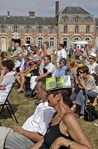 PUBLIC AVEC LE CATALOGUE SUR LA TETE POUR SE PROTEGER DU SOLEIL, PRESENTATION DES NOUVEAUX OUVRAGES DES AUTEURS, FETE DES LIVRES, LA FERTE-VIDAME, EURE-ET-LOIR (28), FRANCE 