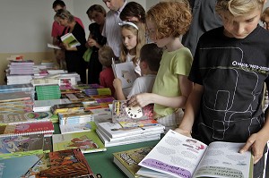 DECOUVERTE DES OUVRAGES A LA LIBRAIRIE, FETE DES LIVRES, LA FERTE-VIDAME, EURE-ET-LOIR (28), FRANCE 