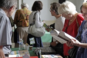 DECOUVERTE DES OUVRAGES A LA LIBRAIRIE, FETE DES LIVRES, LA FERTE-VIDAME, EURE-ET-LOIR (28), FRANCE 