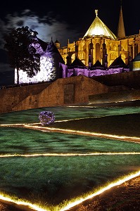 LES JARDINS DE L'ARCHEVECHE DERRIERE LA CATHEDRALE NOTRE-DAME ECLAIRES LORS DU FESTIVAL CHARTRES EN LUMIERES, EURE-ET-LOIR (28), FRANCE 