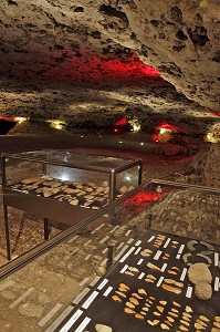 EXPOSITION DE PIERRES POLIES ET OUTILS PREHISTORIQUES, GROTTES DU FOULON, SITE GEOLOGIQUE CALCAIRE, CHATEAUDUN, EURE-ET-LOIR (28), FRANCE 