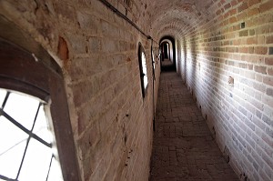 CHEMIN DE RONDE DU CHATEAU DE VILLEBON, DERNIERE DEMEURE DU DUC DE SULLY MORT EN 1641, VILLEBON, EURE-ET-LOIR (28), FRANCE 