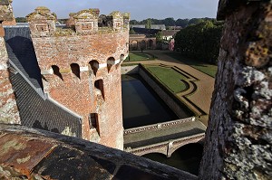 VUE DU CHATEAU DEPUIS LE CHEMIN DE RONDE DU CHATEAU DE VILLEBON, DERNIERE DEMEURE DU DUC DE SULLY MORT EN 1641, VILLEBON, EURE-ET-LOIR (28), FRANCE 