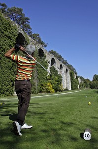 JOUEUR DE GOLF DEVANT L'AQUEDUC DE MAINTENON, EURE-ET-LOIR (28), FRANCE 
