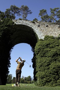 JOUEUR DE GOLF DEVANT L'AQUEDUC DE MAINTENON, EURE-ET-LOIR (28), FRANCE 