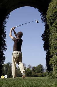 JOUEUR DE GOLF DEVANT L'AQUEDUC DE MAINTENON, EURE-ET-LOIR (28), FRANCE 