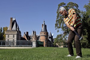 JOUEUR DE GOLF DEVANT LE CHATEAU DE MAINTENON, EURE-ET-LOIR (28), FRANCE 