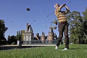 JOUEUR DE GOLF DEVANT LE CHATEAU DE MAINTENON, EURE-ET-LOIR (28), FRANCE 