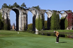 JOUEUR DE GOLF DEVANT L'AQUEDUC DE MAINTENON, EURE-ET-LOIR (28), FRANCE