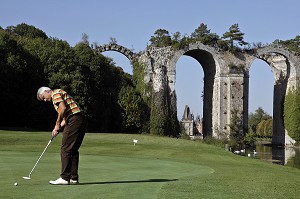 JOUEUR DE GOLF DEVANT L'AQUEDUC DE MAINTENON, EURE-ET-LOIR (28), FRANCE 