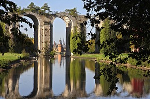 AQUEDUC ET CHATEAU DE MAINTENON, REFLET DANS LA RIVIERE L'EURE, EURE-ET-LOIR (28), FRANCE 