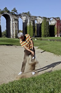 JOUEUR DE GOLF DEVANT L'AQUEDUC DE MAINTENON, EURE-ET-LOIR (28), FRANCE 