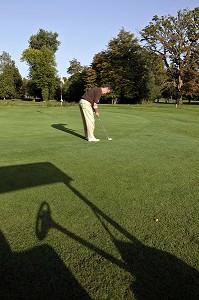 JOUEURS DE GOLF SUR LE TERRAIN DE MAINTENON, EURE-ET-LOIR (28), FRANCE 