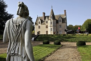 STATUE DE FEMME ET ATTELAGE DE PERCHERONS DEVANT LE MANOIR DU GRAND PRAINVILLE, SAINT-JEAN-PIERRE-FIXTE, EURE-ET-LOIR (28), FRANCE 