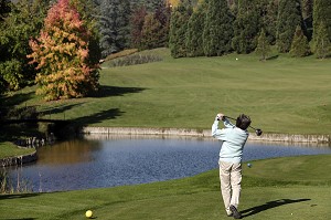 JOUEUR SUR LE PARCOURS, GOLF PARC ARBORETUM DE NANTILLY, CREATION DE ROBERT HERSANT, LA CHAUSSEE D'IVRY, EURE-ET-LOIR (28), FRANCE 