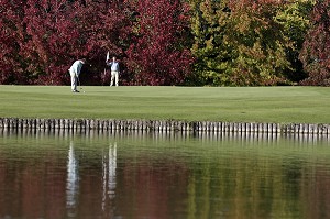 JOUEURS SUR LE PARCOURS, GOLF PARC ARBORETUM DE NANTILLY, CREATION DE ROBERT HERSANT, LA CHAUSSEE D'IVRY, EURE-ET-LOIR (28), FRANCE 