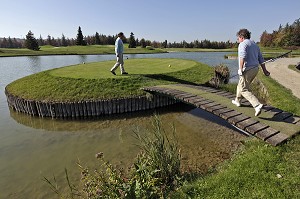 JOUEURS SUR LE PARCOURS, GOLF PARC ARBORETUM DE NANTILLY, CREATION DE ROBERT HERSANT, LA CHAUSSEE D'IVRY, EURE-ET-LOIR (28), FRANCE 