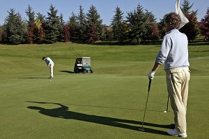 JOUEURS SUR LE PARCOURS, GOLF PARC ARBORETUM DE NANTILLY, CREATION DE ROBERT HERSANT, LA CHAUSSEE D'IVRY, EURE-ET-LOIR (28), FRANCE 