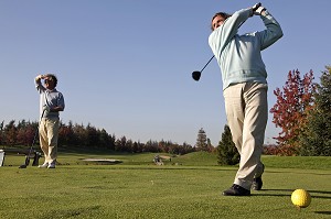 JOUEURS SUR LE PARCOURS, GOLF PARC ARBORETUM DE NANTILLY, CREATION DE ROBERT HERSANT, LA CHAUSSEE D'IVRY, EURE-ET-LOIR (28), FRANCE 