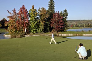 JOUEURS SUR LE PARCOURS, GOLF PARC ARBORETUM DE NANTILLY, CREATION DE ROBERT HERSANT, LA CHAUSSEE D'IVRY, EURE-ET-LOIR (28), FRANCE 