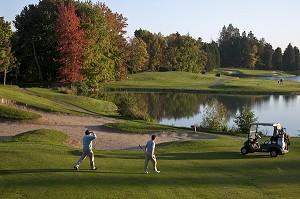 JOUEURS SUR LE PARCOURS, GOLF PARC ARBORETUM DE NANTILLY, CREATION DE ROBERT HERSANT, LA CHAUSSEE D'IVRY, EURE-ET-LOIR (28), FRANCE 