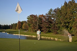 SORTIE DE BUNKER, JOUEURS SUR LE PARCOURS, GOLF PARC ARBORETUM DE NANTILLY, CREATION DE ROBERT HERSANT, LA CHAUSSEE D'IVRY, EURE-ET-LOIR (28), FRANCE 