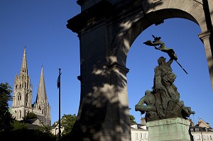 MONUMENT AUX MORTS DE LA GUERRE DE 1870, PLACE DU CHATELET ET FLECHES DE LA CATHEDRALE DE CHARTRES, EURE-ET-LOIR (28), FRANCE 