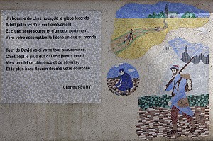 MOSAIQUE SUR UN MUR DE LA VILLE REPRESENTANT LES GRANDS PERSONNAGES AYANT MARQUE L'HISTOIRE DU DEPARTEMENT, POEME DE L'ECRIVAIN CHARLES PEGUY, CHARTRES, EURE-ET-LOIR (28), FRANCE 