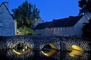 PONT DES MINIMES ILLUMINE SUR LES BORDS DE L'EURE EN BASSE VILLE, CHARTRES EN LUMIERES, CHARTRES, EURE-ET-LOIR (28), FRANCE