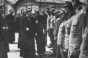 FRANZ STOCK ET LE NONCE APOSTOLIQUE ANGELLO RONCALLI (FUTUR PAPE JEAN XXIII) EN1945 EN VISITE AU CAMP, SEMINAIRE DES BARBELES EN HOMMAGE A L'ABBE ALLEMAND FRANZ STOCK (1904-1948), LE COUDRAY, CHARTRES, EURE-ET-LOIR (28), FRANCE 